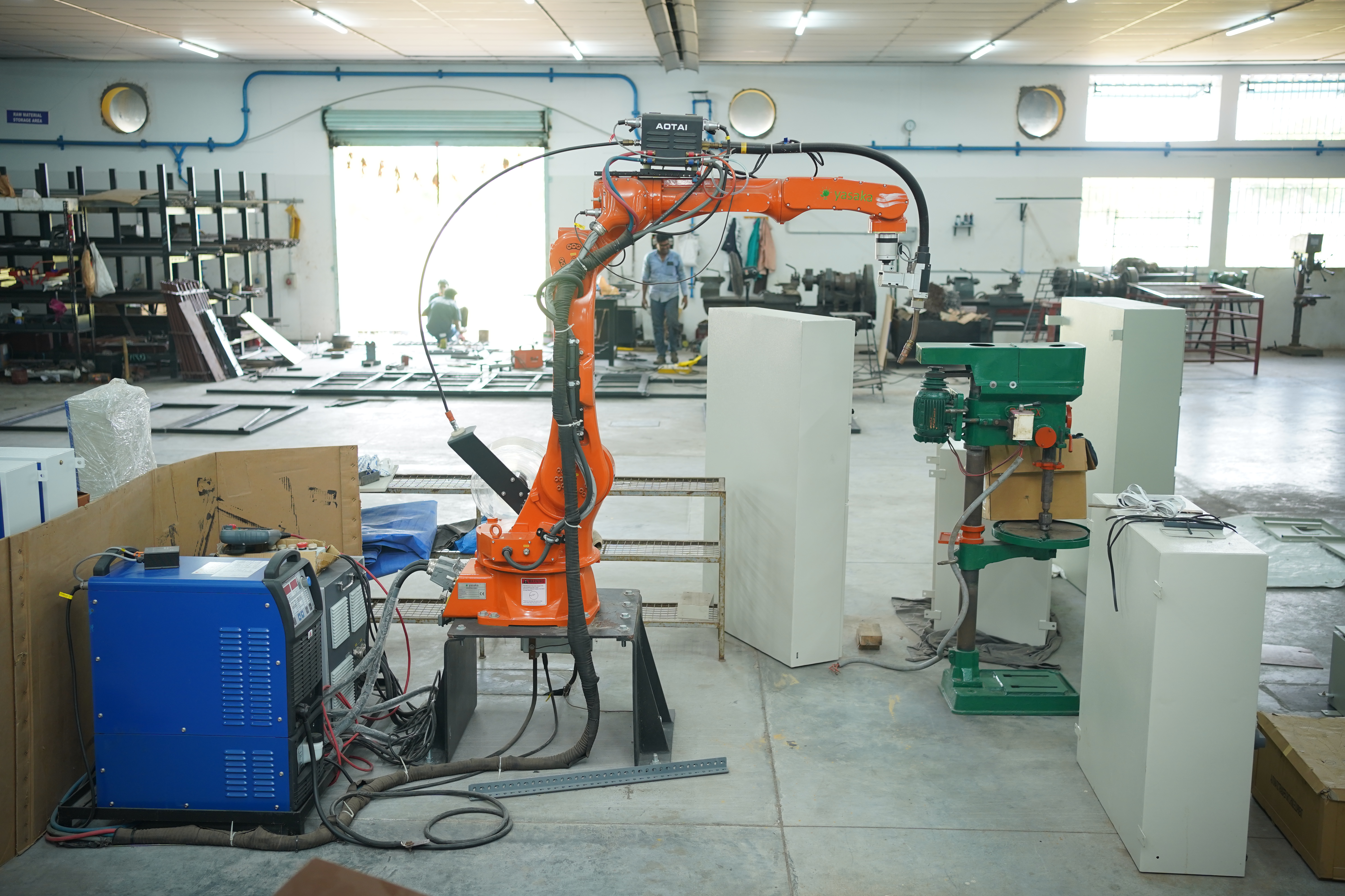 Axis robot welding machine